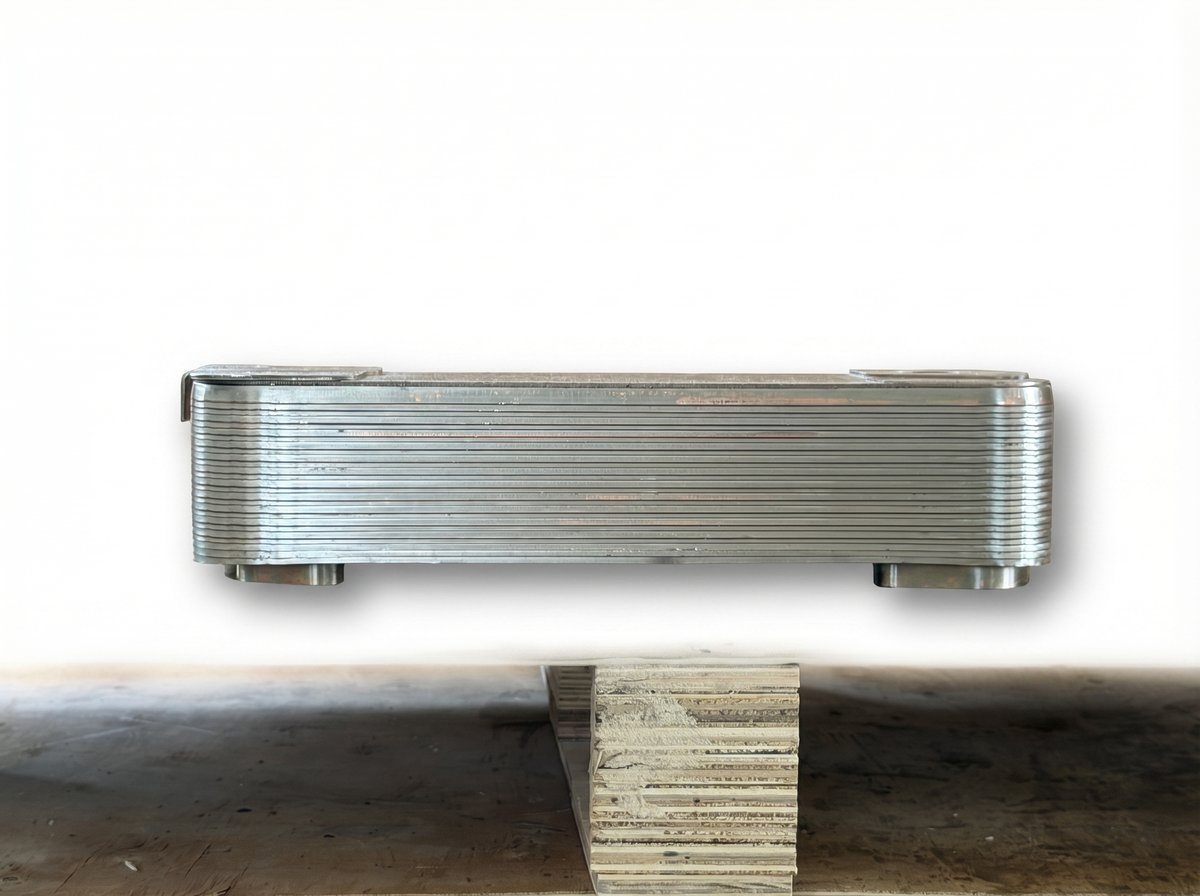 Scania 2560137 Scania NTG Series Oil Cooler - Side View